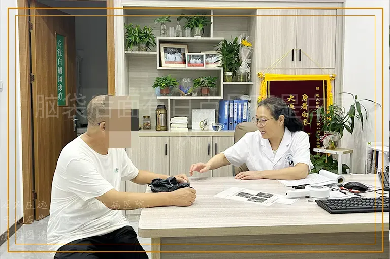 脑袋后面有白点是不是白癜风？